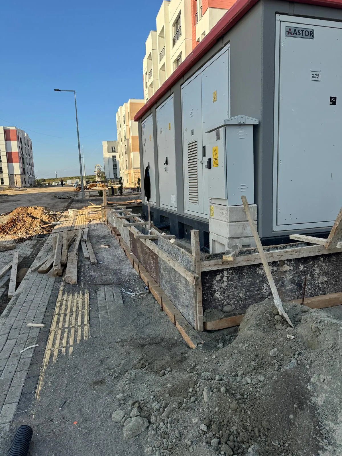 Blok önüne yerleştirilmiş beton köşk ve temel kalıbı