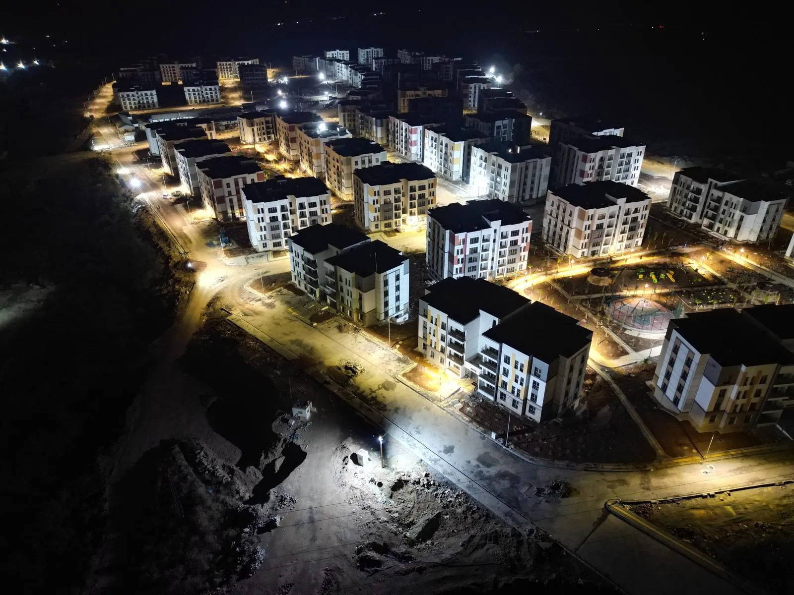 Gece havadan: bloklar arası yollar ve avlu aydınlatması