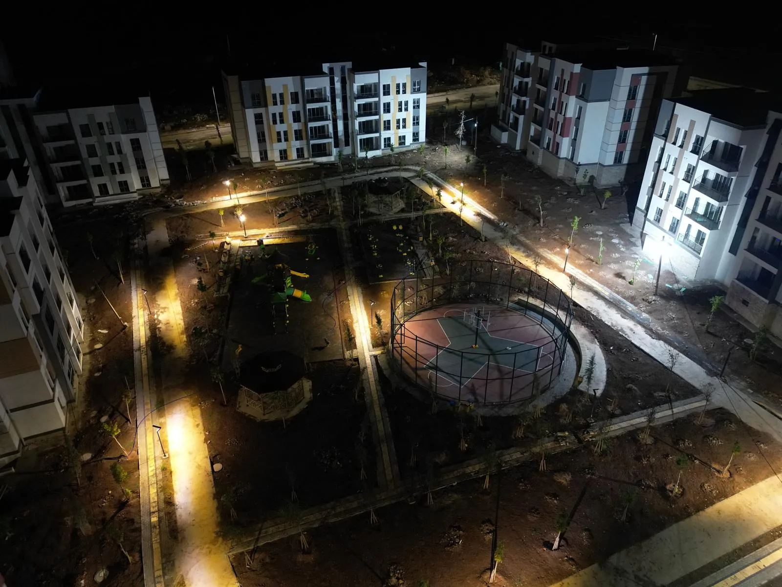Gece havadan: avlu, oyun alanı ve spor sahası aydınlatması