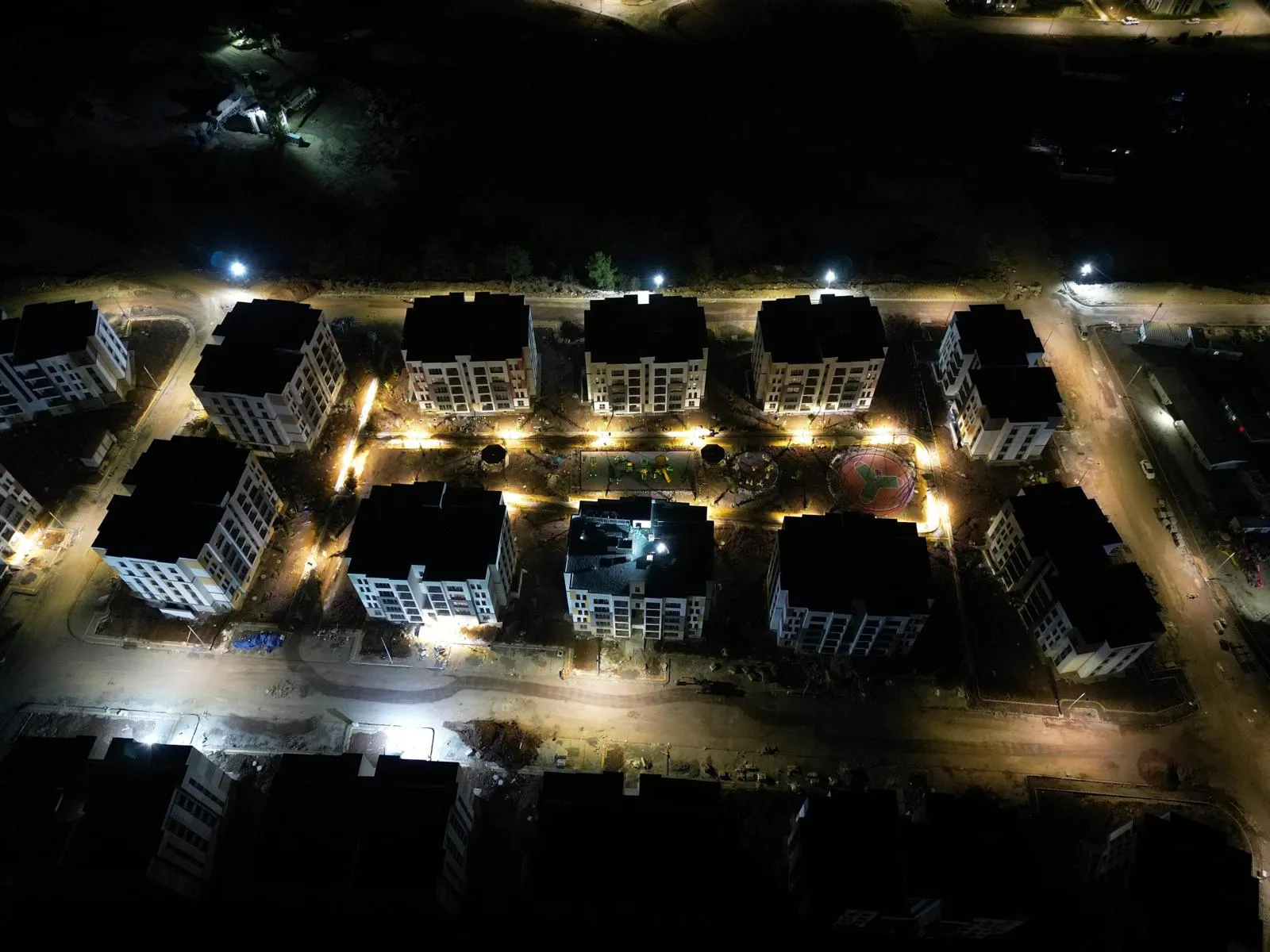 Gece havadan tepeden: blok sıraları ve aydınlatılmış yollar