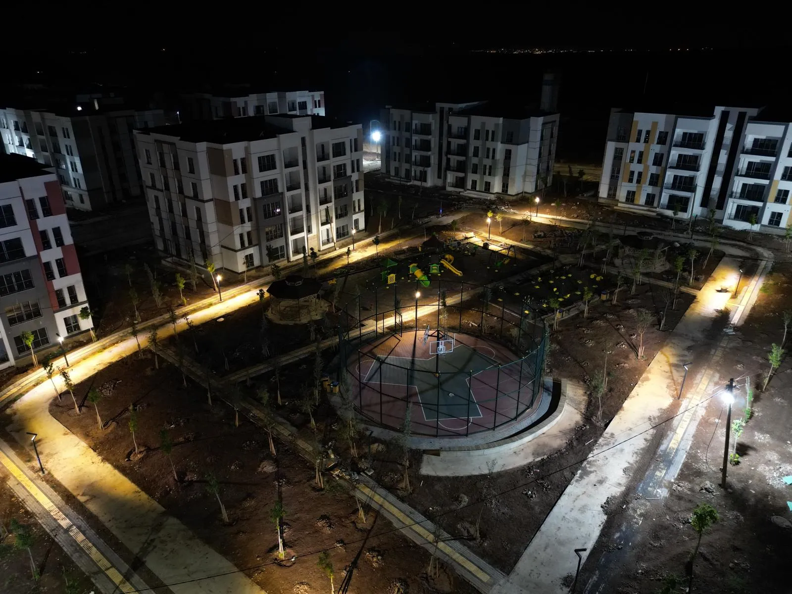 Gece havadan: avlu ve spor sahası aydınlatması