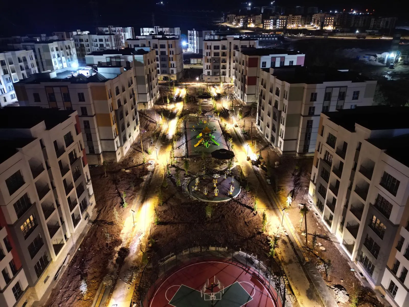 Gece havadan: avlu boyunca aydınlatma ve spor sahası