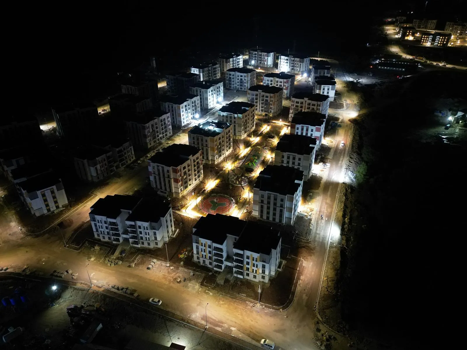 Gece havadan geniş görünüm: konut alanının tamamı aydınlatılmış