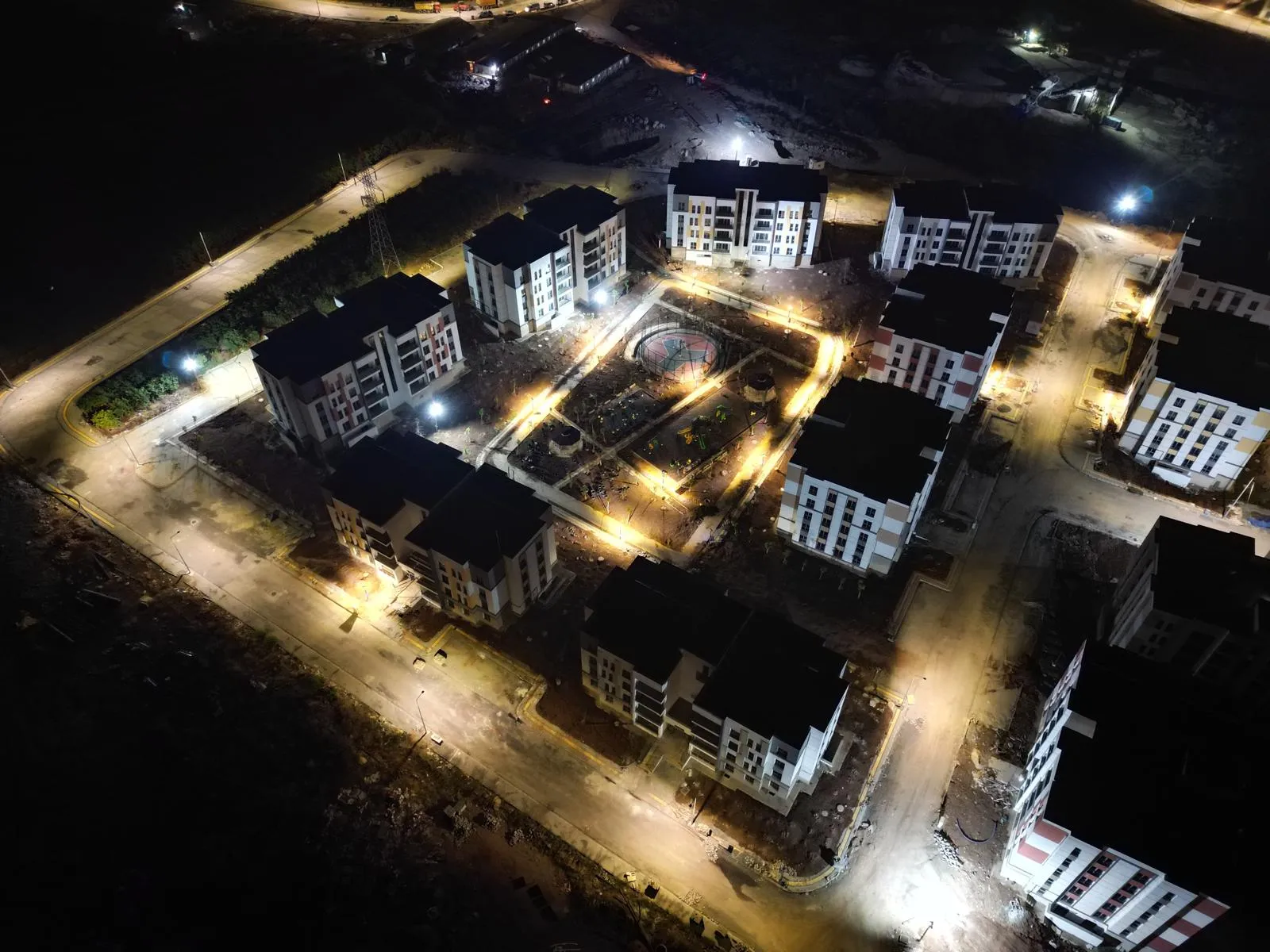 Sokakta açılmış derin kanalda boru ve kablo demeti