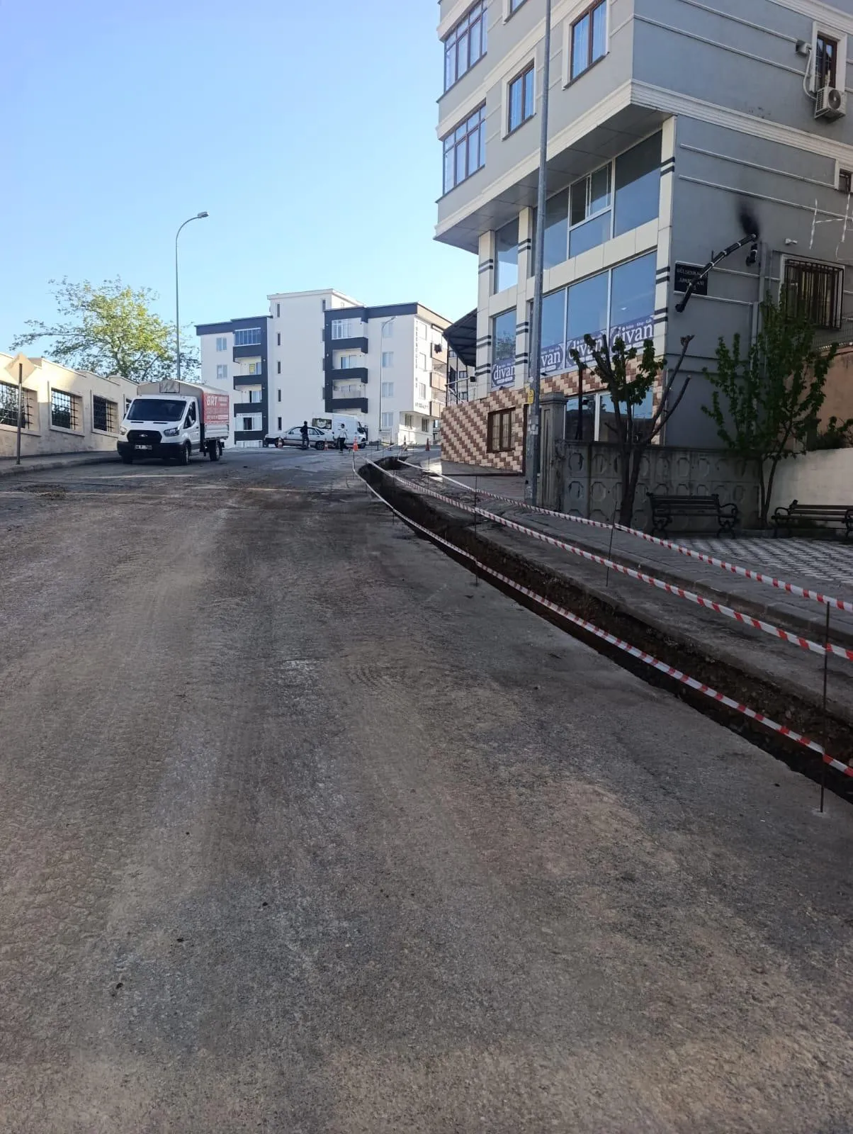 Asfalt yol kenarında açılmış kablo kanalı