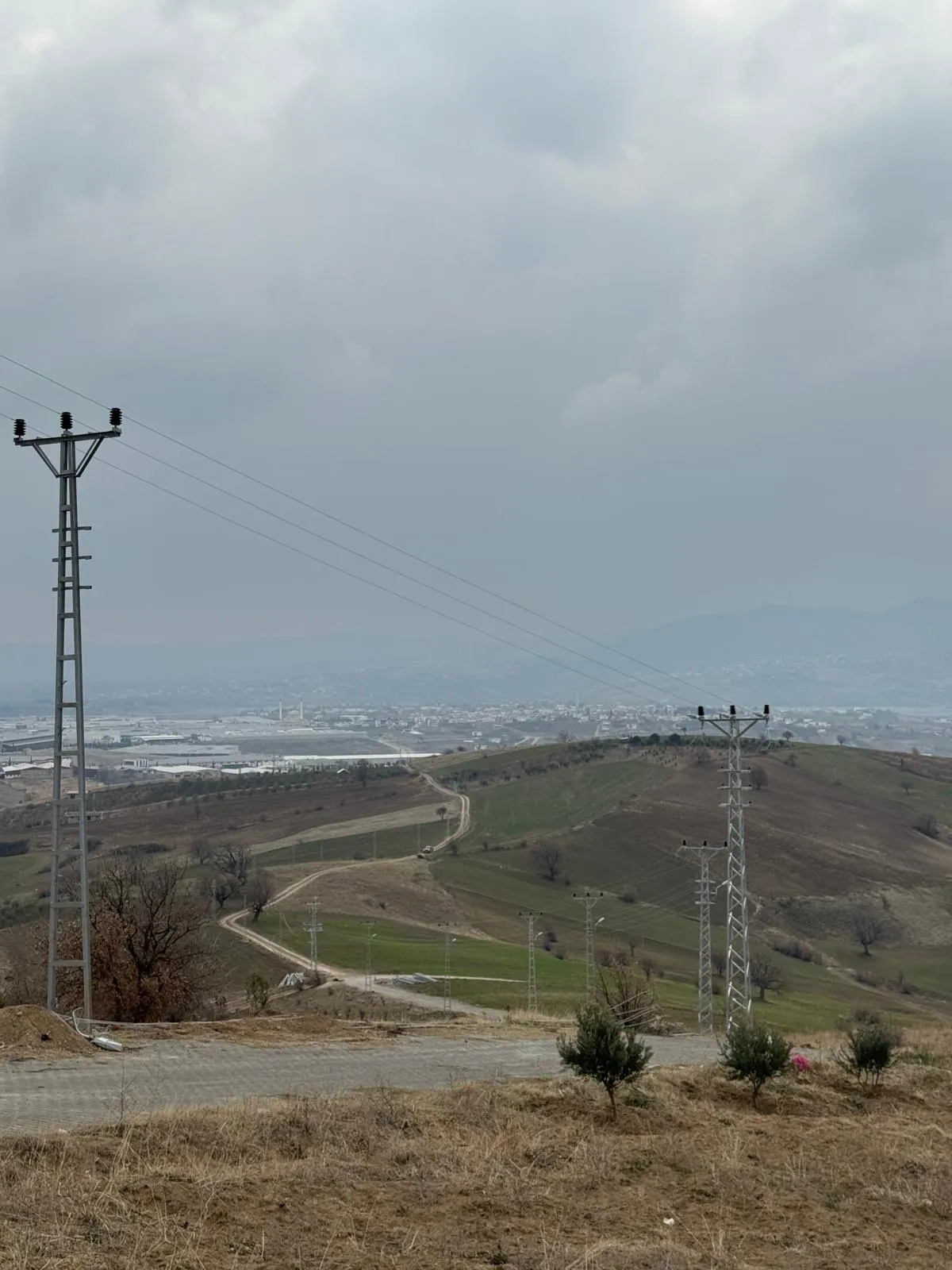 Tepeden bakış: enerji hattının güzergâhı ve direkler