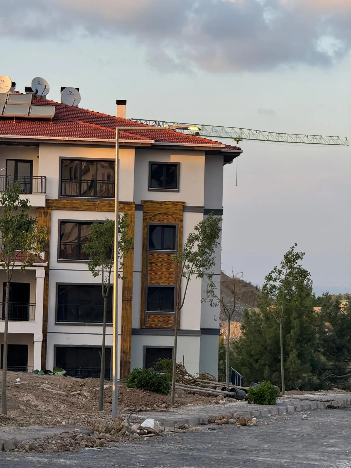 Alacakaranlıkta blok yanında vinçle saha çalışması